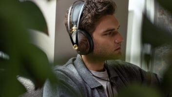 Meze Audio 99 Classics - 2nd Generation - Lifestyle