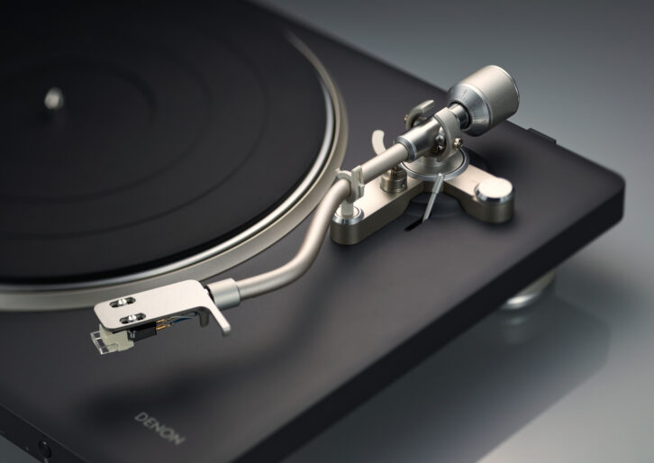 The Denon DP-500BT turntable tone arm